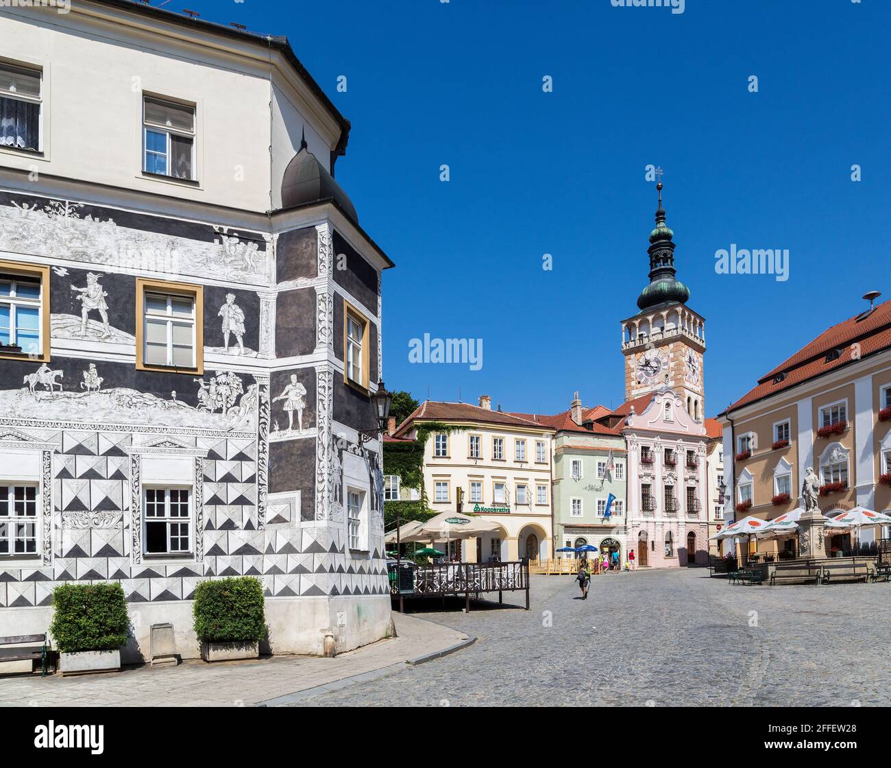 Gli Sgraffiti o cavalieri graffiti si trovano nella piazza della città, Mikulov, Repubblica Ceca Foto Stock