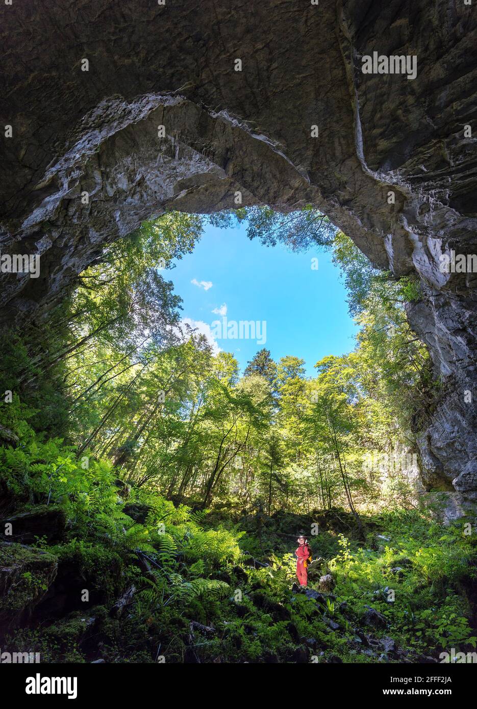 Cavaliere all'ingresso di Vranja jama, (Grotta 88), Slovenia Foto Stock