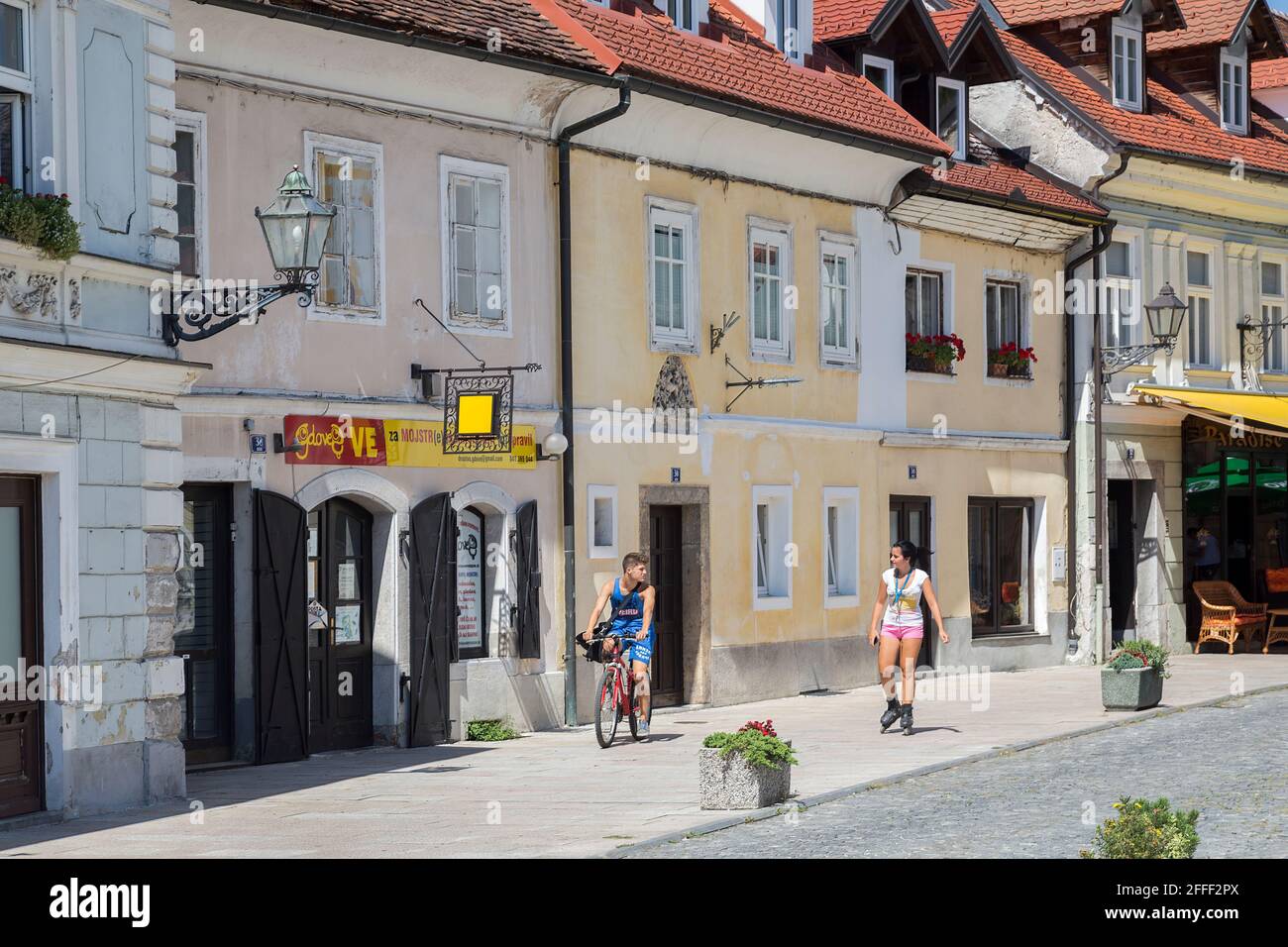 Pattinaggio a rotelle e ciclismo in strada, Kamnik, Slovenia Foto Stock