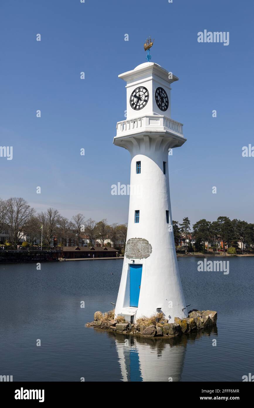 Il faro commemorativo Scott con nave weathervane, Roath Park, Cardiff, Galles, Regno Unito Foto Stock