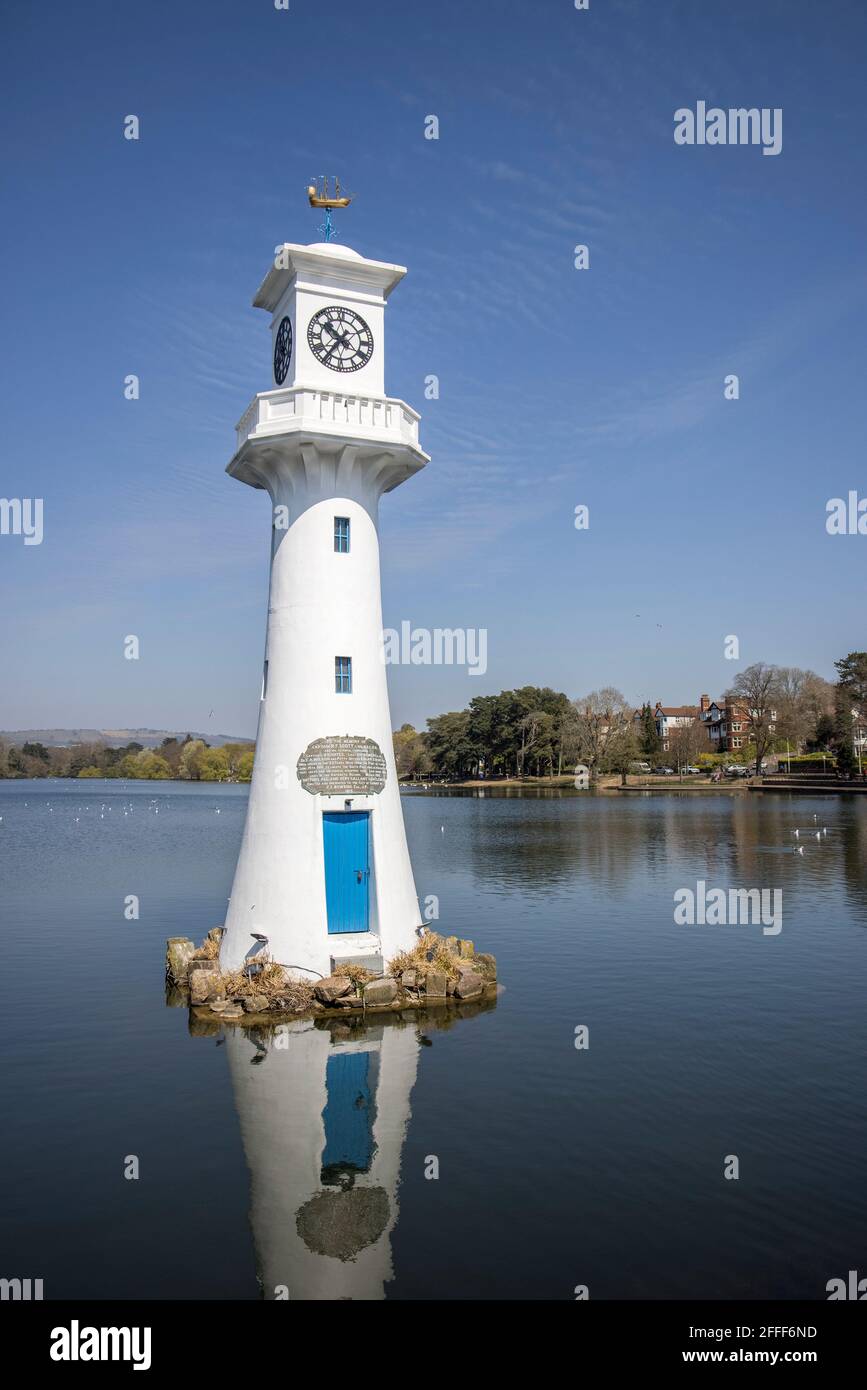 Il faro commemorativo Scott con nave weathervane, Roath Park, Cardiff, Galles, Regno Unito Foto Stock