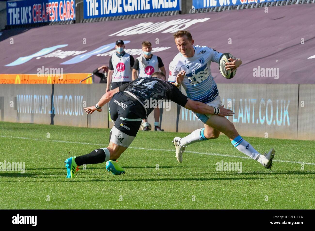 Swansea, Regno Unito. 24 Apr 2021. Hallam Amos of Cardiff Blues viene affrontato da George North of Ospreys durante la partita della Guinness PRO14 Rainbow Cup tra Ospreys e Cardiff Blues allo stadio Liberty di Swansea, Galles, Regno Unito, il 24 aprile 2021. Gli stadi sportivi di tutto il Regno Unito sono soggetti a rigorose restrizioni a causa del Coronavirus Pandemic, in quanto le leggi governative sull'allontanamento sociale vietano i tifosi all'interno dei locali, con conseguente gioco a porte chiuse. Credit: Duncan Thomas/Majestic Media/Alamy Live News. Foto Stock