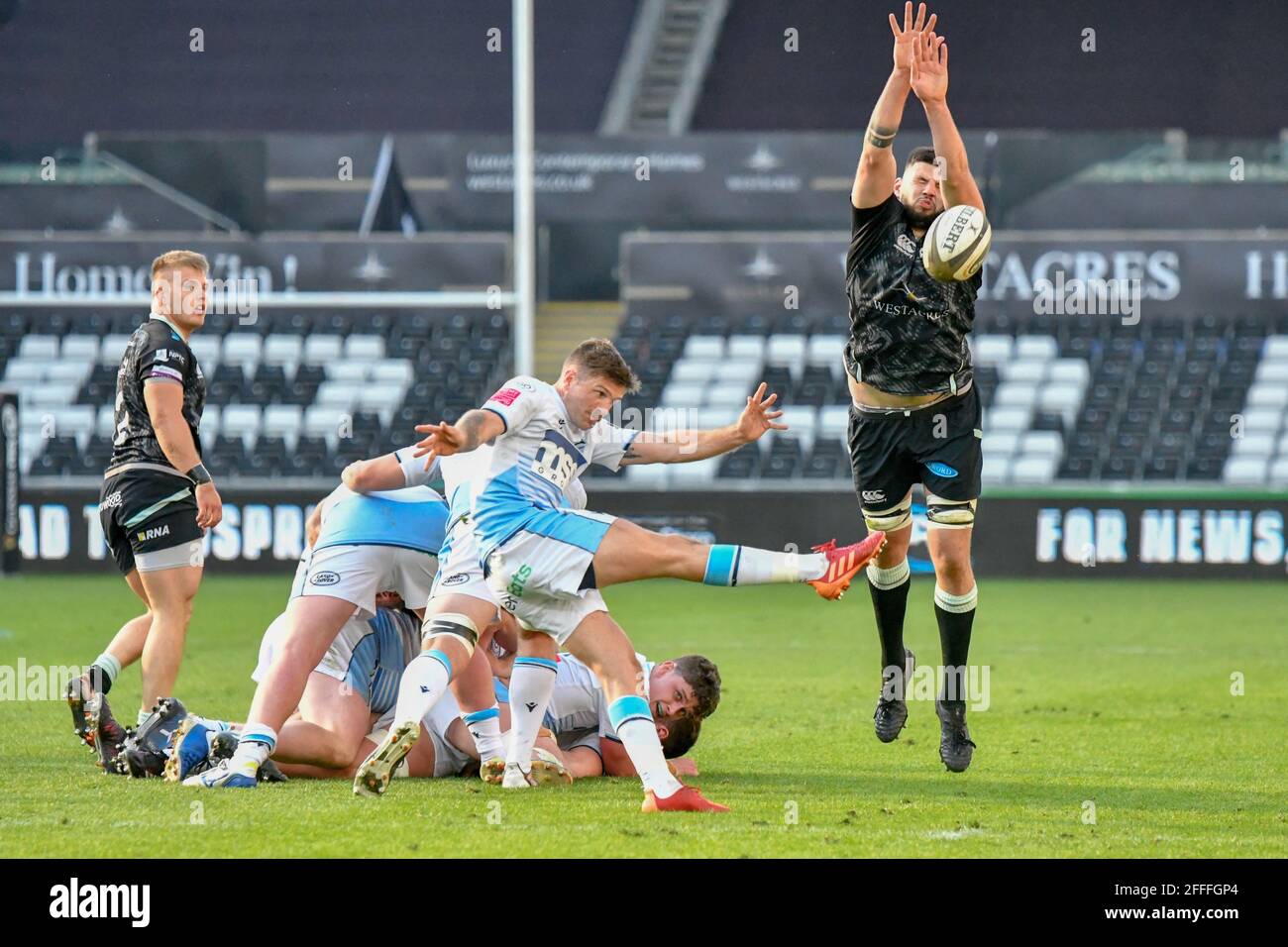 Swansea, Regno Unito. 24 Apr 2021. Rhys Davies of Ospreys tenta di calciare durante la partita della Guinness PRO14 Rainbow Cup tra Ospreys e Cardiff Blues allo stadio Liberty di Swansea, Galles, Regno Unito, il 24 aprile 2021. Gli stadi sportivi di tutto il Regno Unito sono soggetti a rigorose restrizioni a causa del Coronavirus Pandemic, in quanto le leggi governative sull'allontanamento sociale vietano i tifosi all'interno dei locali, con conseguente gioco a porte chiuse. Credit: Duncan Thomas/Majestic Media/Alamy Live News. Foto Stock