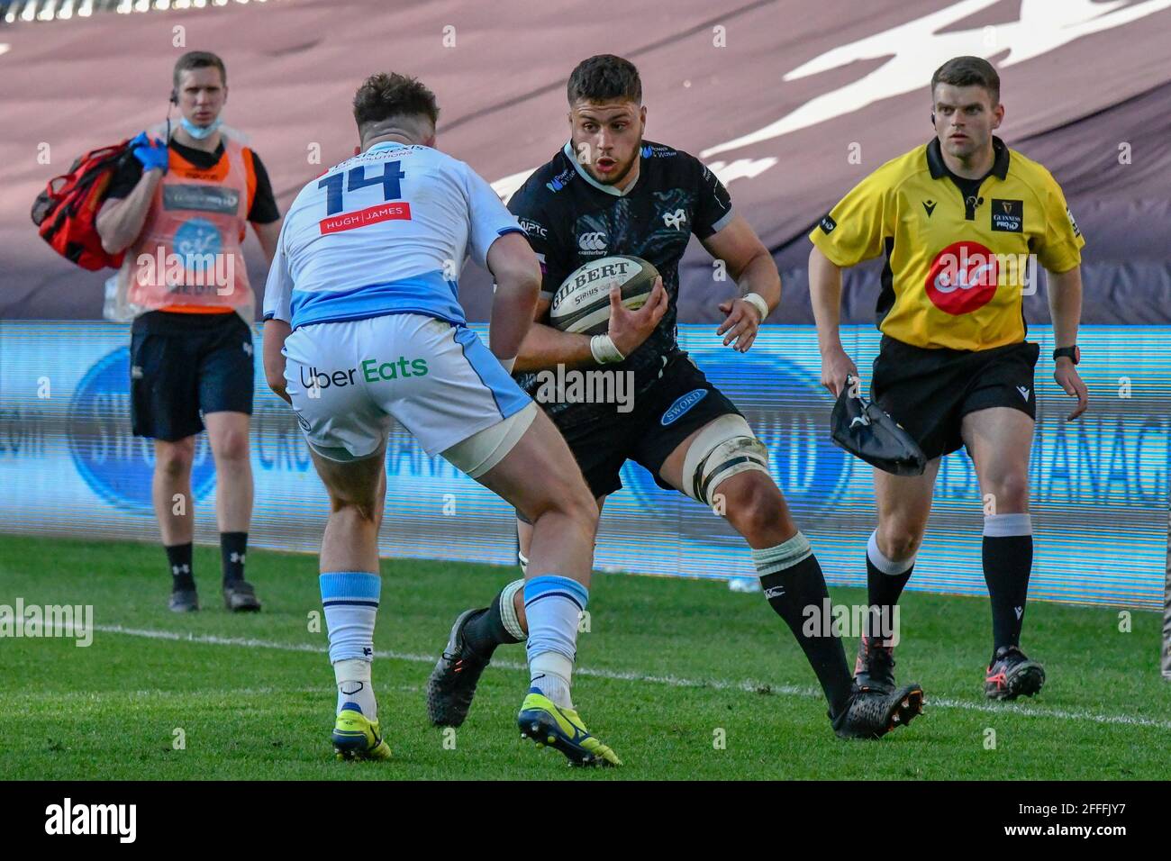 Swansea, Regno Unito. 24 Apr 2021. Ethan Roots of Ospreys corre con la palla durante la partita della Guinness PRO14 Rainbow Cup tra Ospreys e Cardiff Blues al Liberty Stadium di Swansea, Galles, Regno Unito, il 24 aprile 2021. Gli stadi sportivi di tutto il Regno Unito sono soggetti a rigorose restrizioni a causa del Coronavirus Pandemic, in quanto le leggi governative sull'allontanamento sociale vietano i tifosi all'interno dei locali, con conseguente gioco a porte chiuse. Credit: Duncan Thomas/Majestic Media/Alamy Live News. Foto Stock