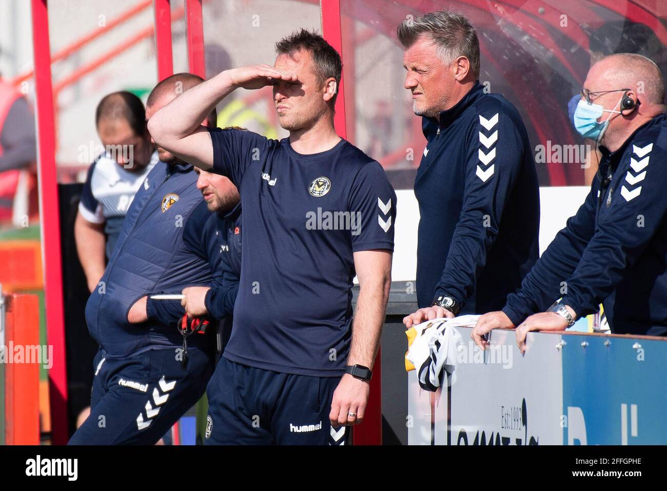 Exeter, Regno Unito. 24 Apr 2021. Michael Flynn, il direttore della contea di Newport, sfuma gli occhi dal sole mentre guarda dal dugout. EFL Skybet football League 2 match, Exeter City contro Newport County al St.James Park di Exeter, Devon sabato 24 aprile 2021. Questa immagine può essere utilizzata solo per scopi editoriali. Solo per uso editoriale, è richiesta una licenza per uso commerciale. Nessun utilizzo nelle scommesse, nei giochi o nelle pubblicazioni di un singolo club/campionato/giocatore. pic by Credit: Andrew Orchard sports photography/Alamy Live News Foto Stock