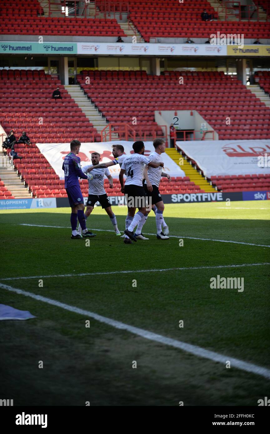 The Valley, Londra, Regno Unito. 24 Apr 2021. Calcio inglese League One Football, Charlton Athletic contro Peterborough United; i giocatori di Posh celebrano la penalità risparmiata da on Loan Keeper Josef Bursik nel 30 minuti da Charltons Jayden Stockley Credit: Action Plus Sports/Alamy Live News Foto Stock