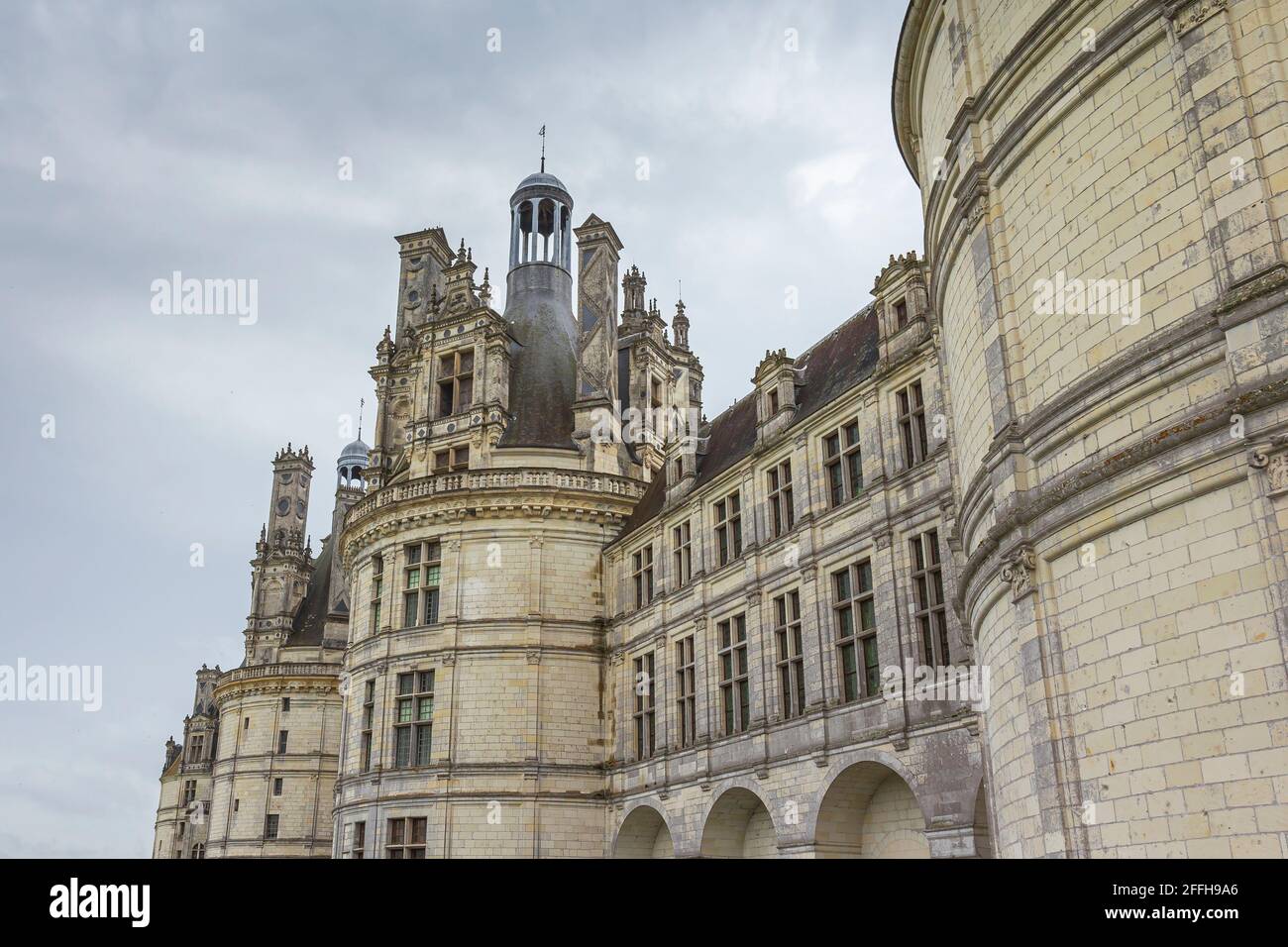 Nuvole scure e scenografia drammatica su Chateau Chambord . Castello con architettura rinascimentale francese molto distintiva Foto Stock