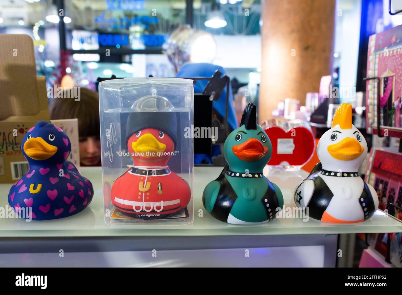 Parigi, Francia, 1.11.2019 - eleganti ducky in gomma in guardia reale, look punk Foto Stock