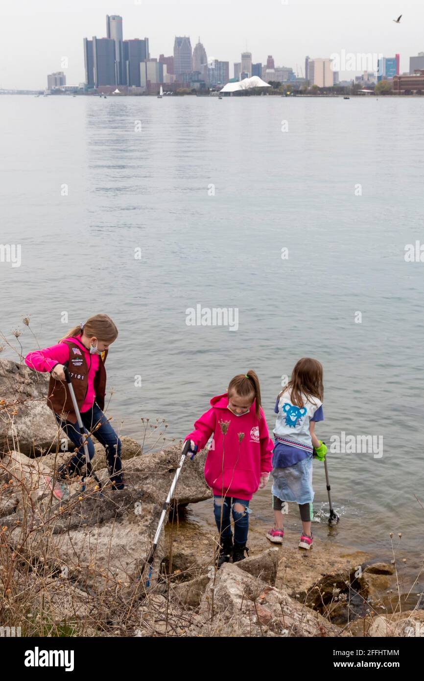 Detroit, Michigan, Stati Uniti. 24 Apr 2021. Girl Scouts aiutò a pulire i rifiuti dal Belle Isle state Park come parte della pulizia primaverile della settimana della Terra. Credit: Jim West/Alamy Live News Foto Stock