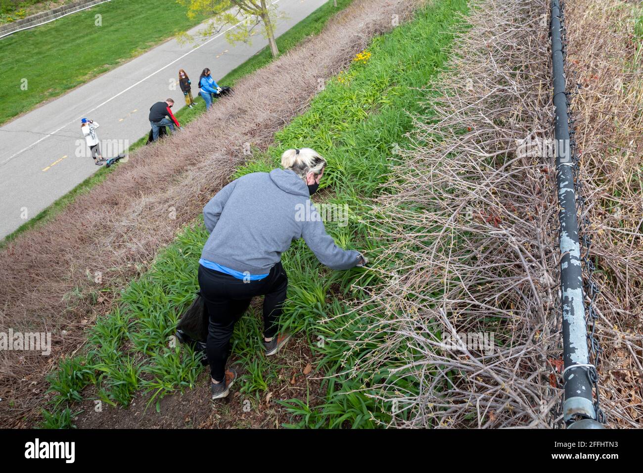 Detroit, Michigan, Stati Uniti. 24 Apr 2021. I volontari ripuliscono i rifiuti dal percorso Dequindre Cut Greenway, che si trova a piedi o in bicicletta, come parte della pulizia primaverile della settimana della Terra. Credit: Jim West/Alamy Live News Foto Stock