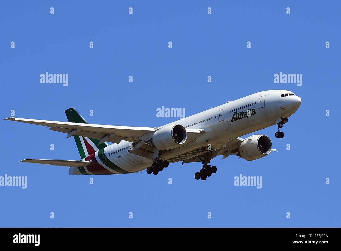 Fiumicino, Lazio. 24 Apr 2021. Boeing 777ER Alitalia Airline .Aircraft atterrando all'aeroporto internazionale Leonardo da Vinci di Fiumicino. Fiumicino (Italia), 24 aprile 2021 Fotografo01 Credit: Agenzia fotografica indipendente/Alamy Live News Foto Stock