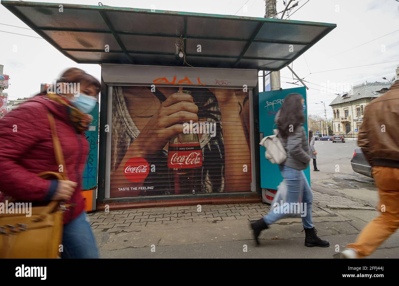 Bucarest, Romania - 15 aprile 2021: La gente passa da una edicola chiusa a Bucarest. Questa immagine è solo per uso editoriale. Foto Stock