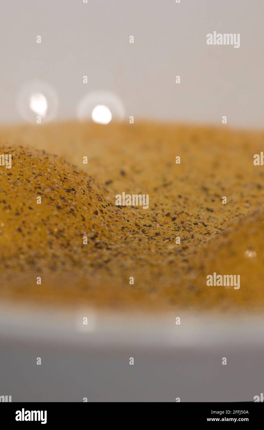 un colpo dettagliato di uova spaccate in una ciotola bianca e. stagionato Foto Stock