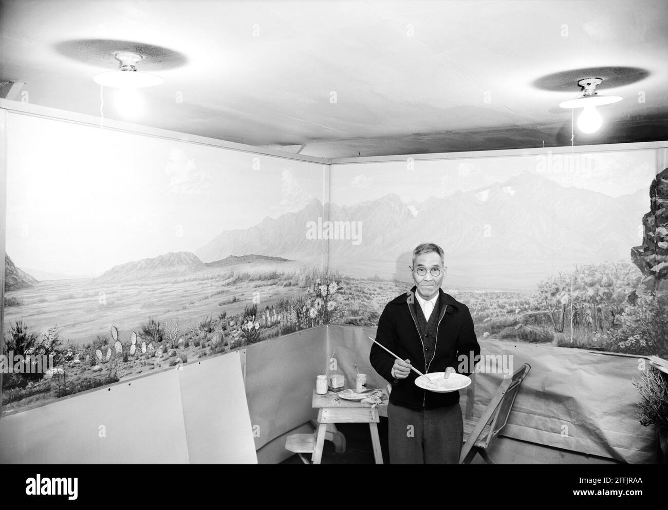 C. T. Hibino, artista, Ritratto di tre quarti di lunghezza, Manzanar Relocation Center, California, USA, Ansel Adams, Manzanar War Relocation Center Collection, 1943 Foto Stock