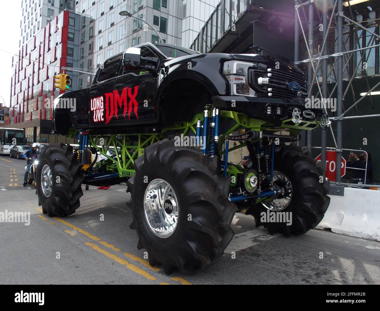 24 aprile 2021, New York, New York, USA: NEW YORK - Memorial tenuto per il Rappper Earl Simmons conosciuto come 'DMX'. Era un rapper, cantautore e attore che morì il 9 aprile 2021. Il memoriale si tenne al Barclays Center.in Brooklyn. I tifosi si levano fuori dal Barclays Center per mostrare il supporto del suo gruppo motociclistico chiamato ''Rough Riders'' ha accompagnato i suoi casket.from Yonkers N.Y. al Barclays Center mentre un Monster Truck lo ha trasportato sul retro del veicolo. (Immagine di credito: © Bruce Cotler/ZUMA Wire) Foto Stock