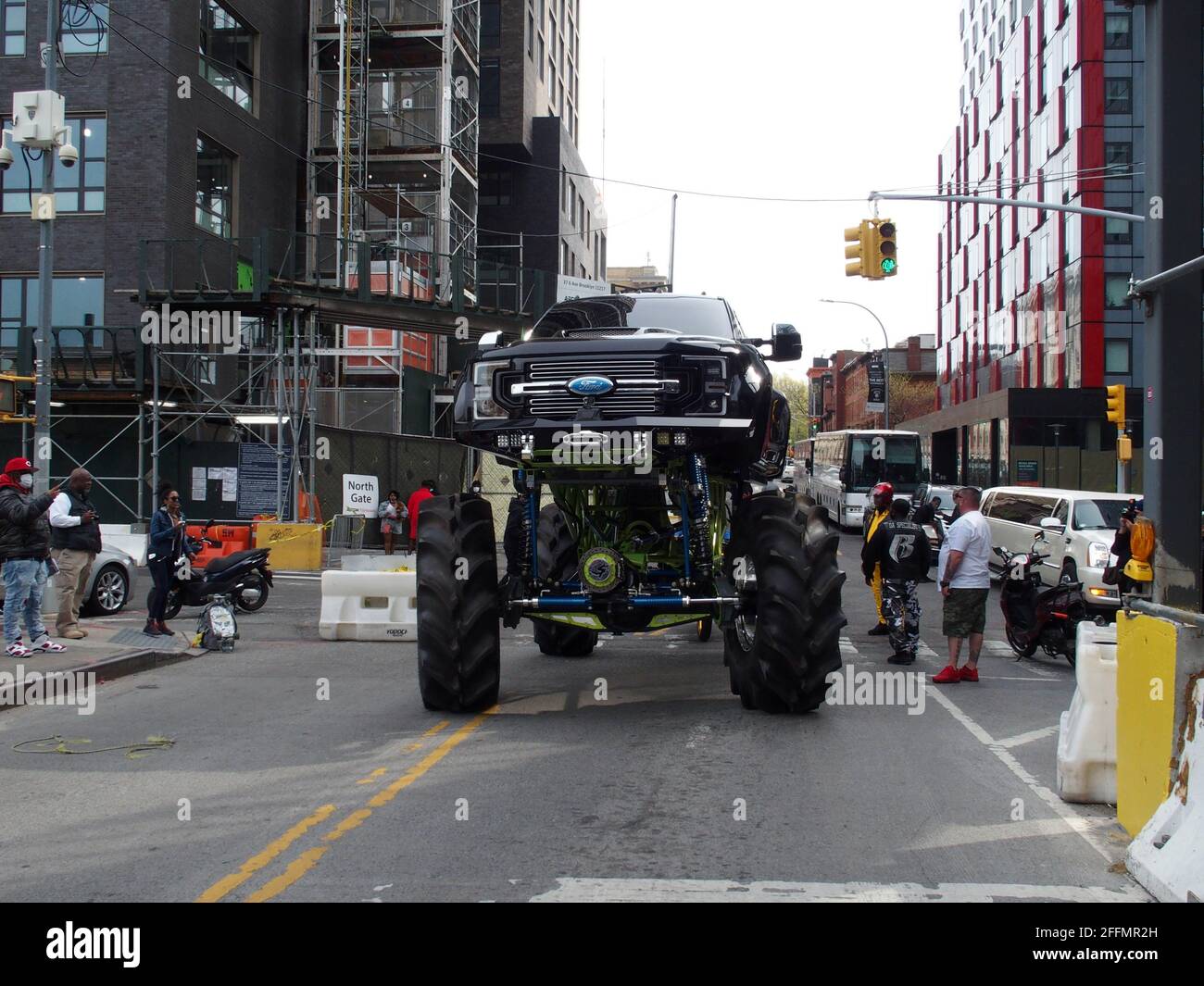 24 aprile 2021, New York, New York, USA: NEW YORK - Memorial tenuto per il Rappper Earl Simmons conosciuto come 'DMX'. Era un rapper, cantautore e attore che morì il 9 aprile 2021. Il memoriale si tenne al Barclays Center.in Brooklyn. I tifosi si levano fuori dal Barclays Center per mostrare il supporto del suo gruppo motociclistico chiamato ''Rough Riders'' ha accompagnato i suoi casket.from Yonkers N.Y. al Barclays Center mentre un Monster Truck lo ha trasportato sul retro del veicolo. (Immagine di credito: © Bruce Cotler/ZUMA Wire) Foto Stock