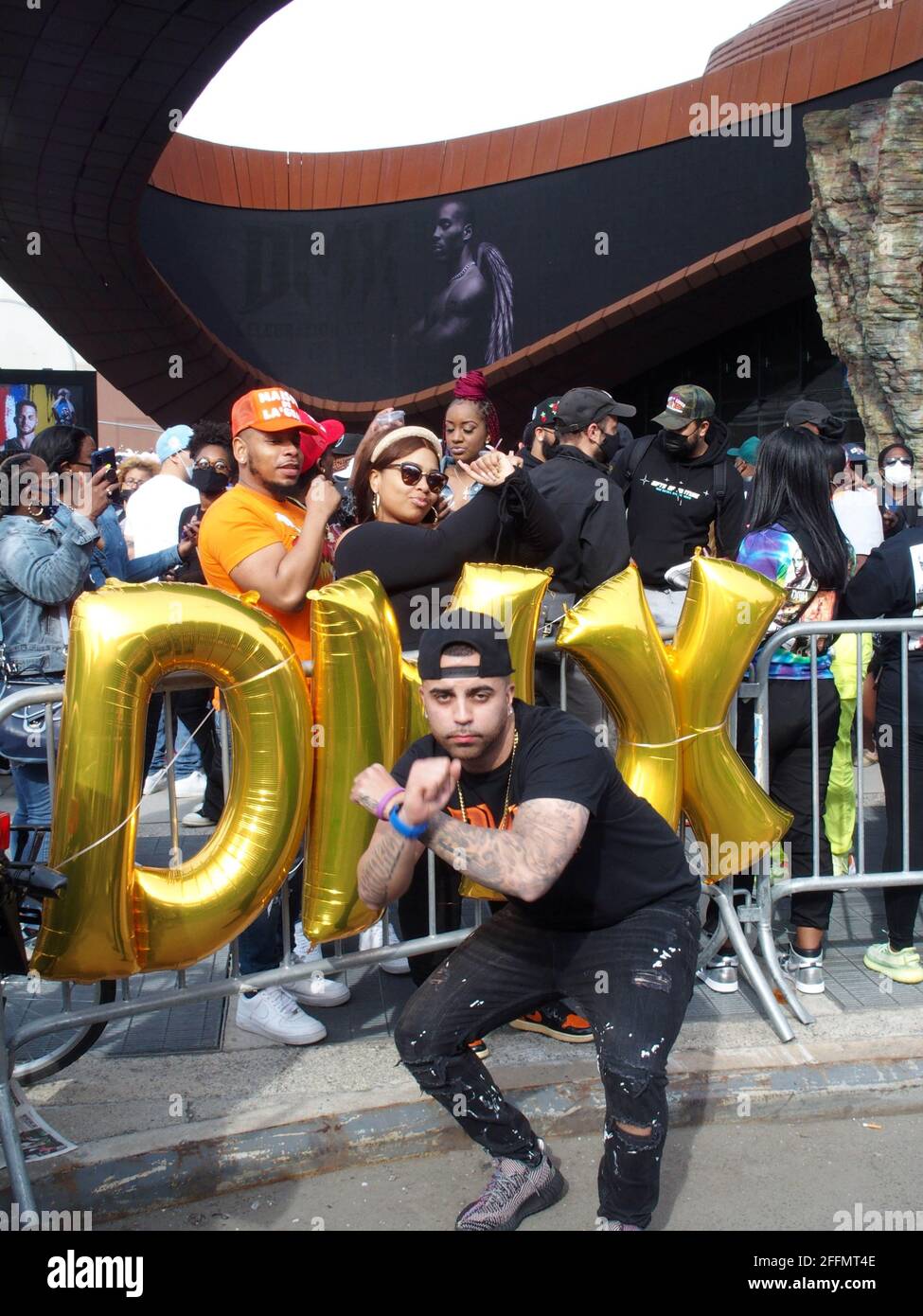 24 aprile 2021, New York, New York, USA: NEW YORK - Memorial tenuto per il Rappper Earl Simmons conosciuto come 'DMX'. Era un rapper, cantautore e attore che morì il 9 aprile 2021. Il memoriale si tenne al Barclays Center.in Brooklyn. I tifosi si levano fuori dal Barclays Center per mostrare il supporto del suo gruppo motociclistico chiamato ''Rough Riders'' ha accompagnato i suoi casket.from Yonkers N.Y. al Barclays Center mentre un Monster Truck lo ha trasportato sul retro del veicolo. (Immagine di credito: © Bruce Cotler/ZUMA Wire) Foto Stock