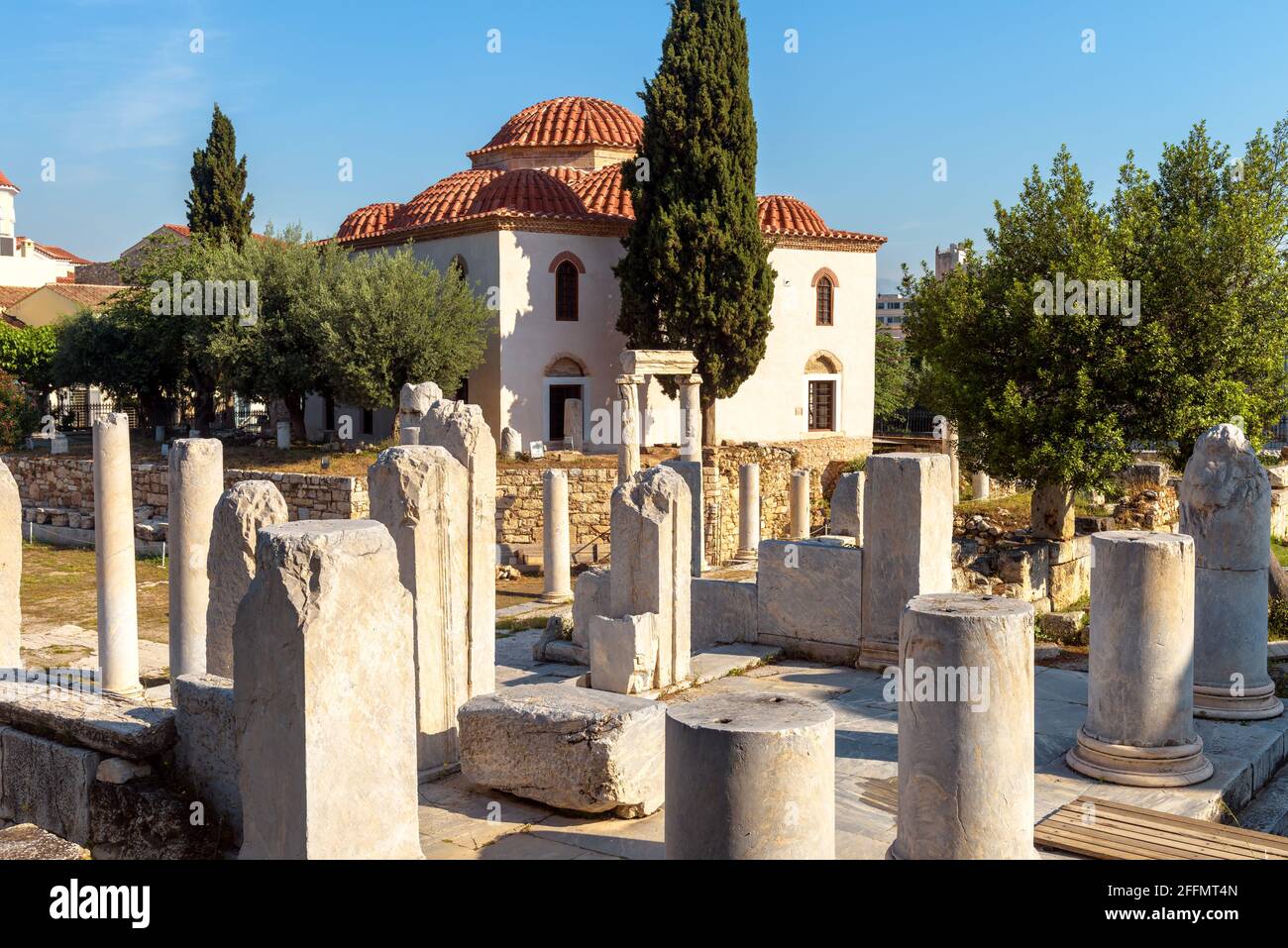 Agora romana ad Atene, Grecia, Europa. Scenario di antiche rovine greche nel centro di Atene nel quartiere di Plaka. Colonne in marmo caduto, monumento di clas Foto Stock