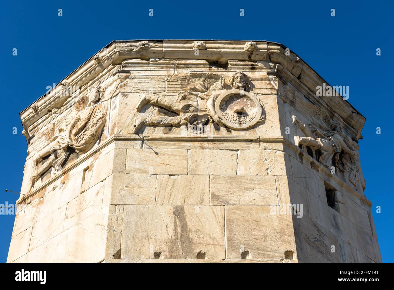 Torre dei Venti o Aerides primo piano, Atene, Grecia, Europa. E' un vecchio punto di riferimento di Atene. Antico edificio greco decorato con immagini in rilievo ad Athen Foto Stock
