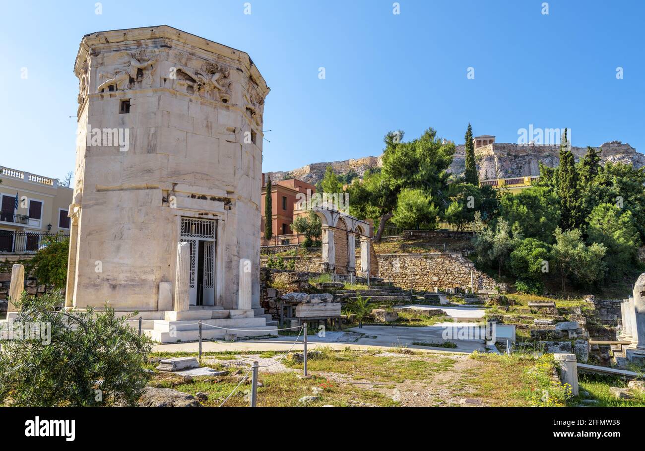 Agora romana ad Atene, Grecia. Vecchia Torre dei Venti sulla sinistra e Acropoli, famoso punto di riferimento di Atene in distanza. Panorama panoramico delle antiche rovine greche Foto Stock