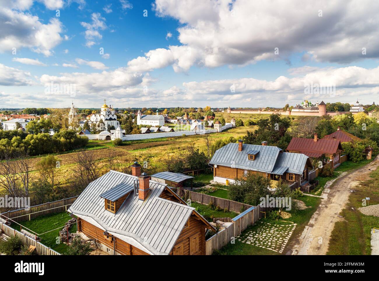 Vista di Suzdal, anello d'oro della Russia. Convento di intercessione (monastero di Pokrovsky) in lontananza. La città vecchia di Suzdal è un famoso punto di riferimento russo. Panoramica p Foto Stock