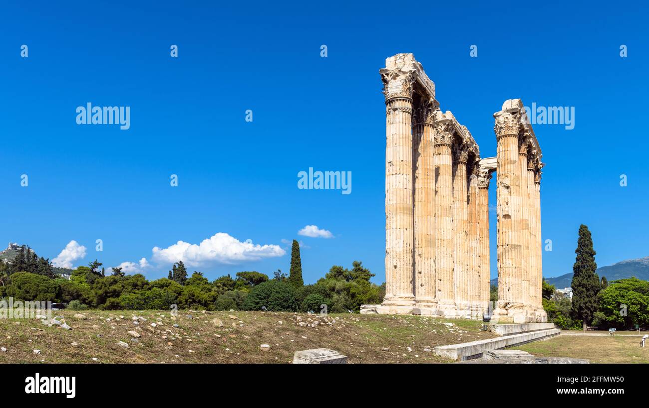 Tempio di Zeus Olimpio, Atene, Grecia, Europa. L'antico edificio di Zeus è un famoso punto di riferimento della vecchia Atene. Panorama panoramico delle rovine greche classiche i Foto Stock