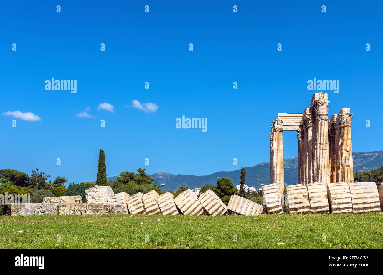 Colonne cadute del Tempio di Zeus Olimpio, Atene, Grecia, Europa. L'antico edificio di Zeus è un famoso punto di riferimento della vecchia Atene. Panorama panoramico di classe Foto Stock