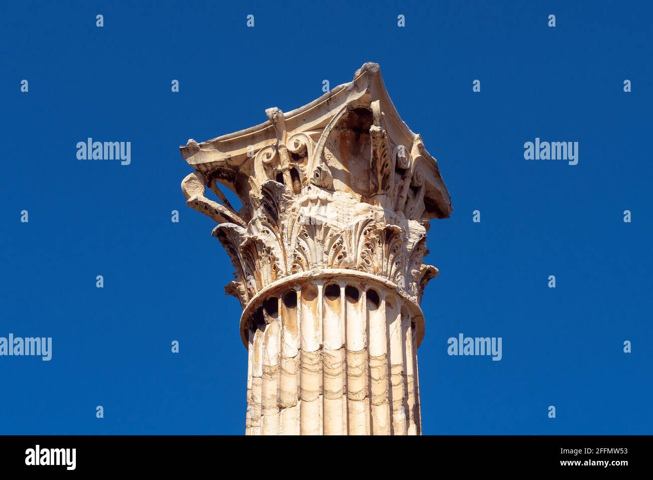 Colonne corinzie del Tempio di Zeus Olimpio da vicino su sfondo blu cielo, Atene, Grecia. Dettaglio architettonico dell'antico edificio greco. Concetto Foto Stock