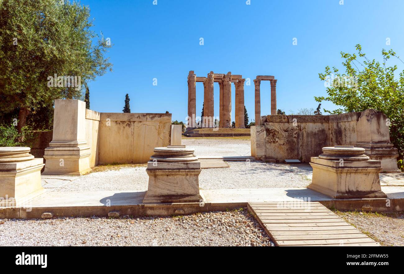Tempio di Zeus Olimpio, Atene, Grecia, Europa. Vista panoramica delle rovine greche classiche nel centro di Atene. Questo posto è l'attrazione turistica di Athen Foto Stock