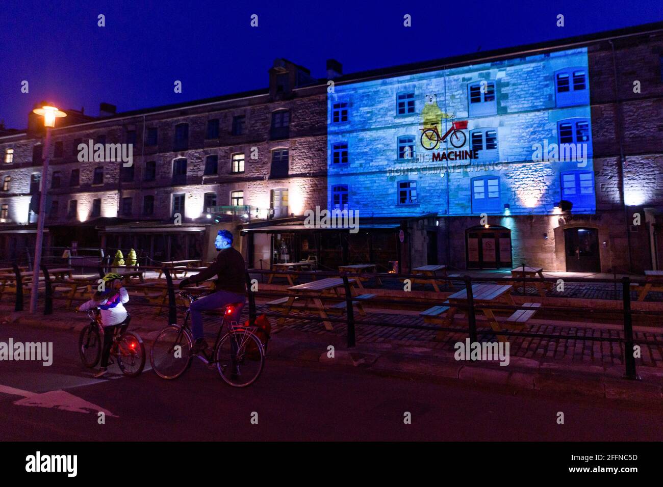 Sab 24 aprile 2021. Edimburgo, Scozia. Victoria Quay a Leith ha illuminato con una proiezione nell'ambito dell'evento Pedal on Parliament del 2021. Le restrizioni di Covid-19 significavano che il solito pedal on Parliament Mass bike ride non poteva accadere nel 2021, quindi ai tifosi veniva chiesto di effettuare azioni individuali utilizzando la luce e le proiezioni per illuminare il ciclismo e il cambiamento climatico. Foto Stock