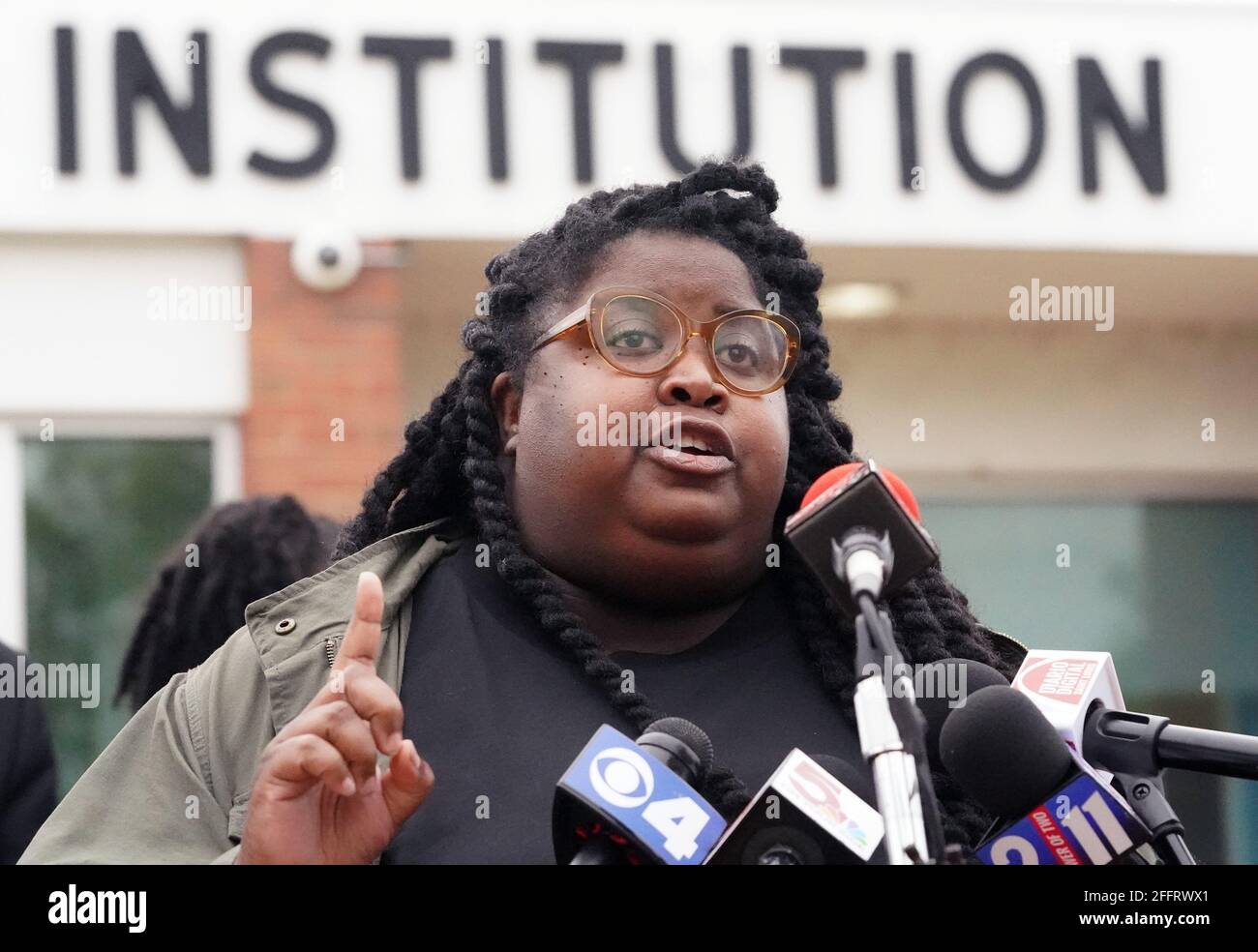 St. Louis, Stati Uniti. 24 Apr 2021. Kayla Read, Direttore Esecutivo di Action St. Louis, commenta dopo aver visitato la Medium Security Institution con i leader politici a St. Louis sabato 24 aprile 2021. La struttura, comunemente chiamata "Workhouse", è la seconda prigione della città di St. Louis, costruita nel 1966 e incendiata a causa di condizioni deplorevoli. Il sindaco Tishaura Jones, giurato come sindaco il 20 aprile 2021, ha promesso di chiudere la struttura entro 100 giorni dal suo mandato. Photo by Bill Greenblatt/UPI Credit: UPI/Alamy Live News Foto Stock
