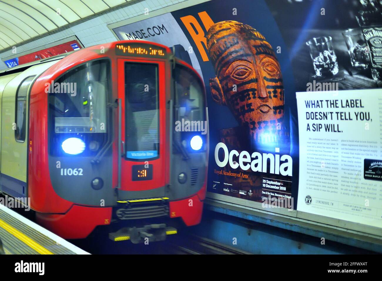 Londra, Inghilterra, Regno Unito. Un treno veloce della metropolitana Victoria Line che arriva alla stazione di Pimlico sotto il centro di Londra. Foto Stock