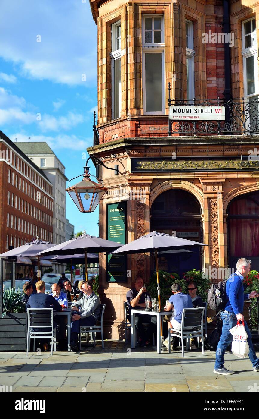 Londra, Inghilterra, Regno Unito. L'Audley a Mayfair nel West End di Londra. Foto Stock