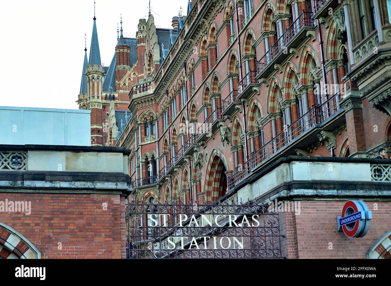 Londra, Inghilterra, Regno Unito. Una vista esterna della Stazione di Londra St. Pancras. Foto Stock