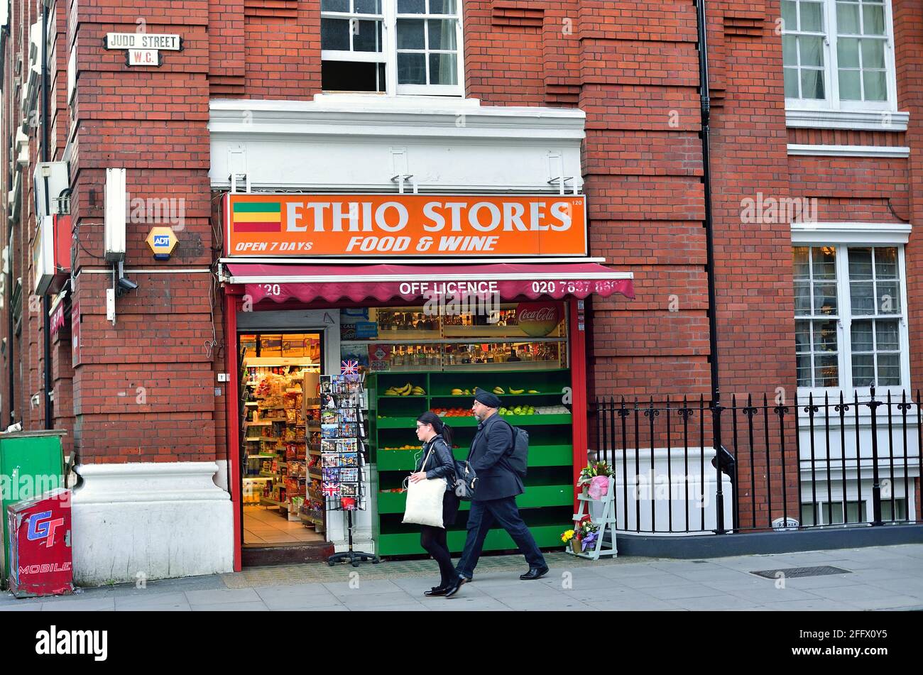 Londra, Inghilterra, Regno Unito. Un minimarket su Judd Street a Camden Town. Foto Stock