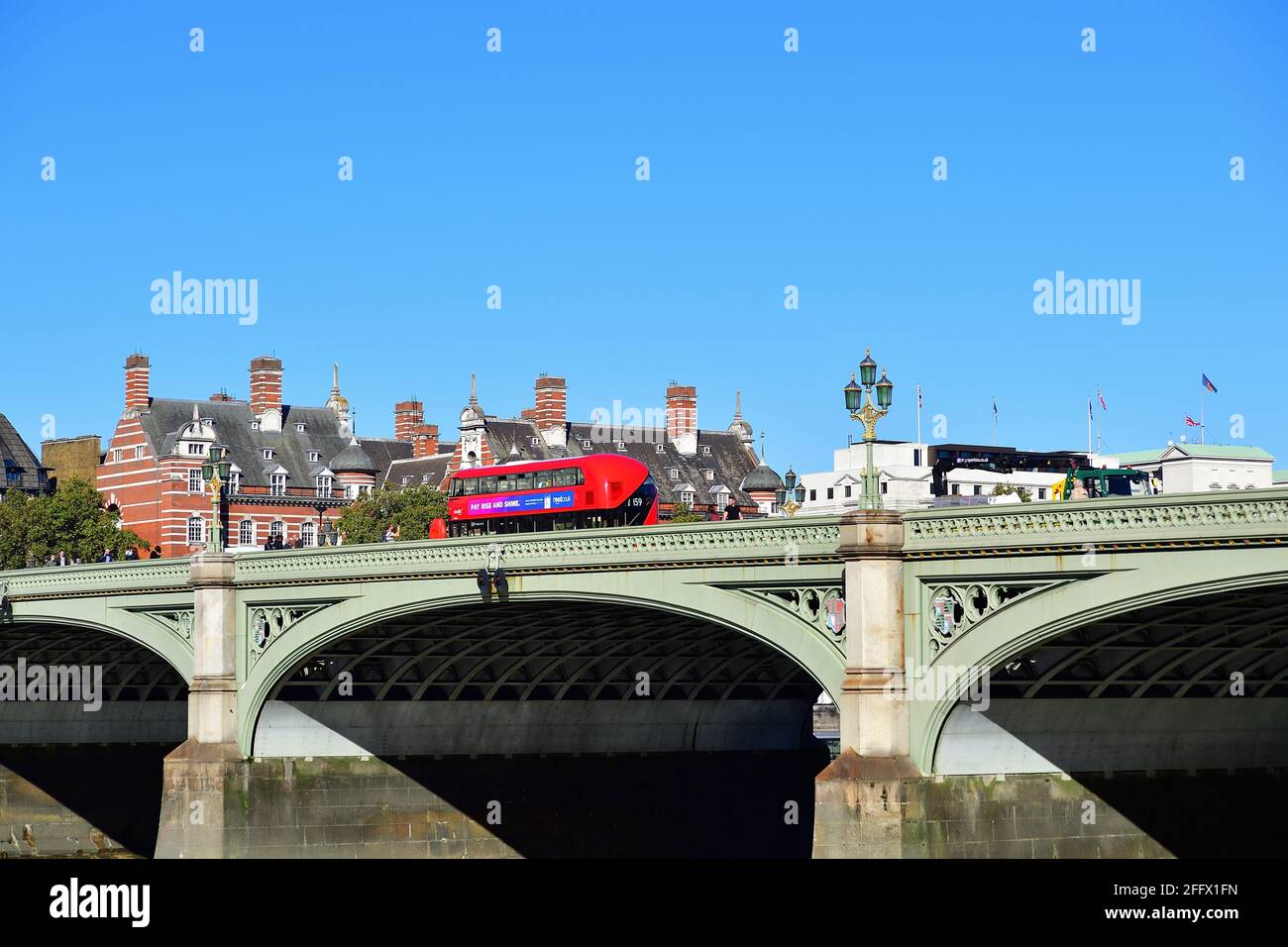 Londra, Inghilterra, Regno Unito. Un doppio bus deckerr attraversa il Westminster Bridge sul fiume Tamigi. Foto Stock