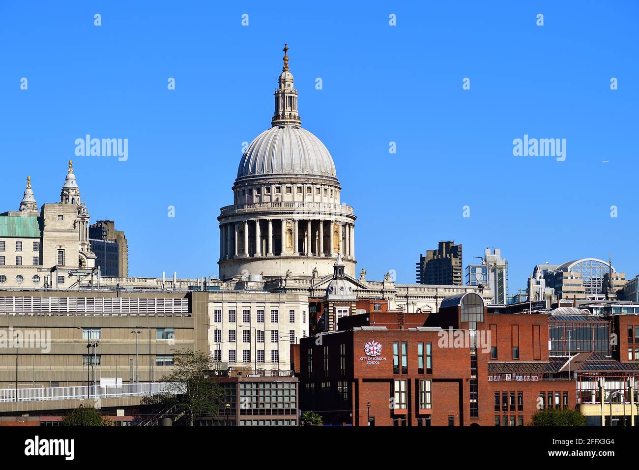 Londra, Inghilterra, Regno Unito. Cattedrale di San Paolo, capolavoro di Sir Christopher Wren in cima a Ludgate Hill. Foto Stock