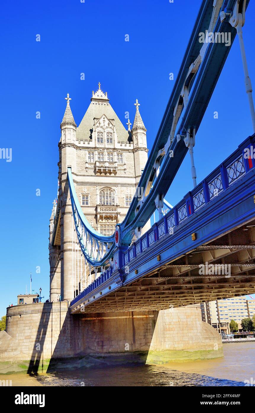 Londra, Inghilterra, Regno Unito. Una porzione della campata che conduce al ponte e alle torri gemelle dell'iconico Tower Bridge crogiolandosi al sole del pomeriggio. Foto Stock