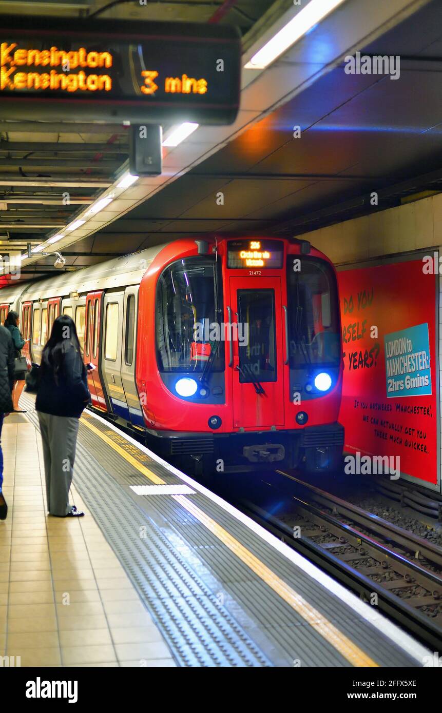 Londra, Inghilterra, Regno Unito. I passeggeri in attesa dell'arrivo di un treno metropolitano (metropolitana) District Line alla stazione di Manion House. Foto Stock