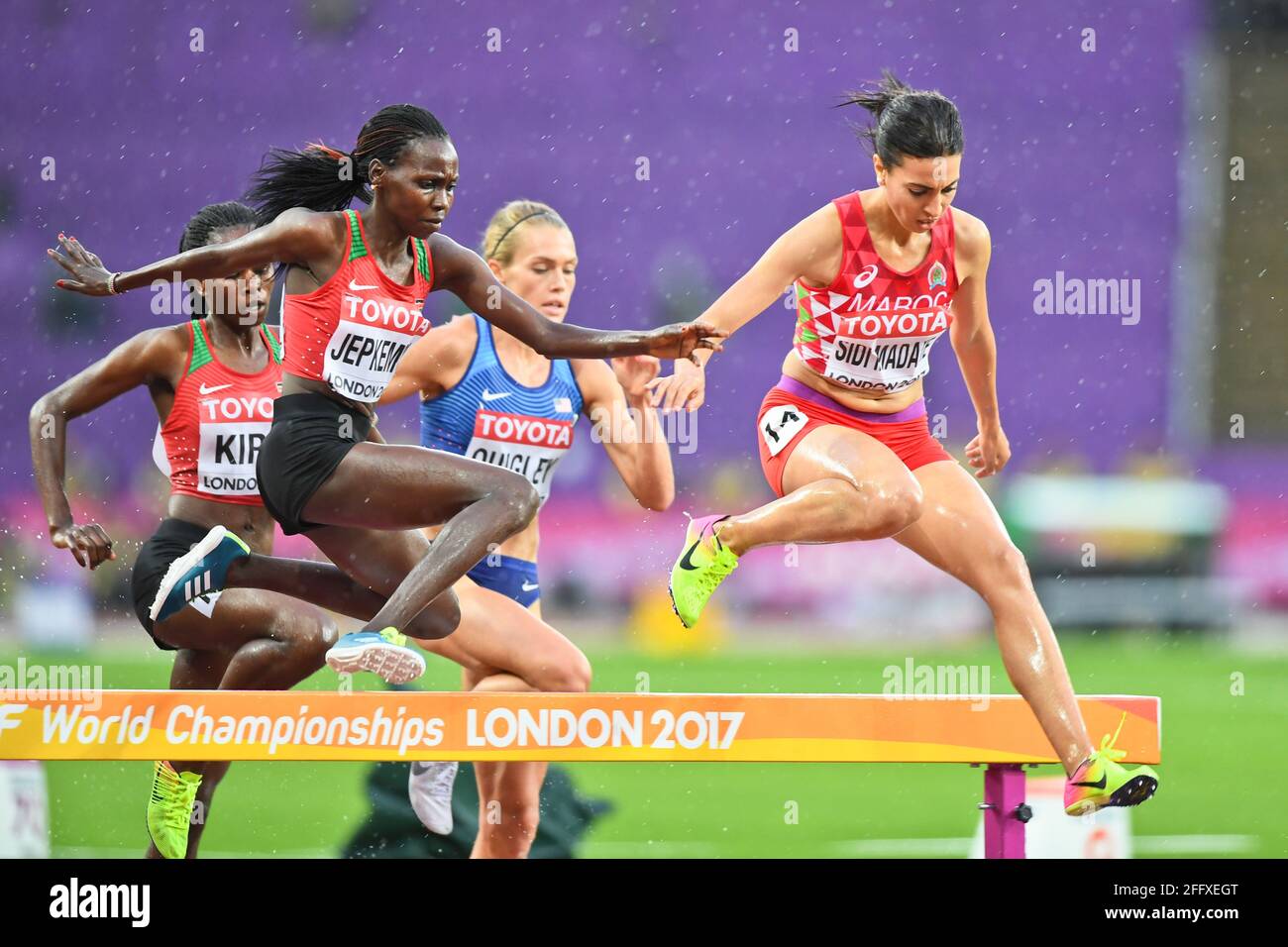 Fadwa Sidi Madane (Marocco), Edna Jepkem (Kenya). 3000 metri steeplechase donne. Campionato del mondo di atletica IAAF. Londra 2017 Foto Stock