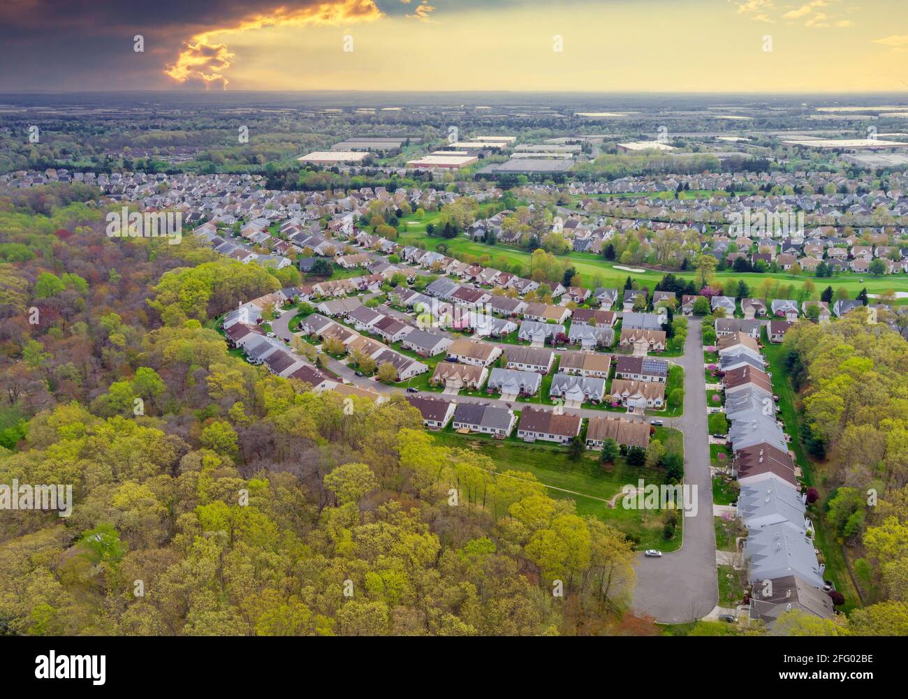 Vista panoramica della piccola città americana abitazioni residenziali quartiere sviluppo complesso suburbano Foto Stock
