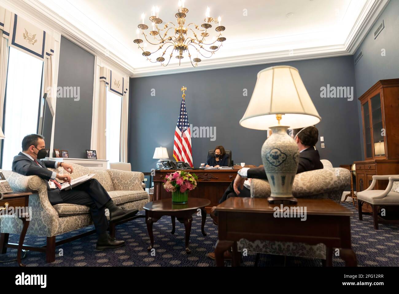 Il Vice Presidente Kamala Harris partecipa a una chiamata leader mondiale con il Presidente del Guatemala Alejandro Giammattei nel suo Ufficio dell'ala ovest, martedì 30 marzo 2021. Sono presenti Michael Fuchs, Assistente speciale al Presidente e Vice Capo di Stato maggiore per il Vice Presidente, Philip Gordon, Assistente speciale al Presidente e Vice Consulente Nazionale per la sicurezza al Vice Presidente e Nancy McEldowney, Assistente al Presidente e Consulente Nazionale per la sicurezza al Vice Presidente. (Foto ufficiale della Casa Bianca di Lawrence Jackson) Foto Stock