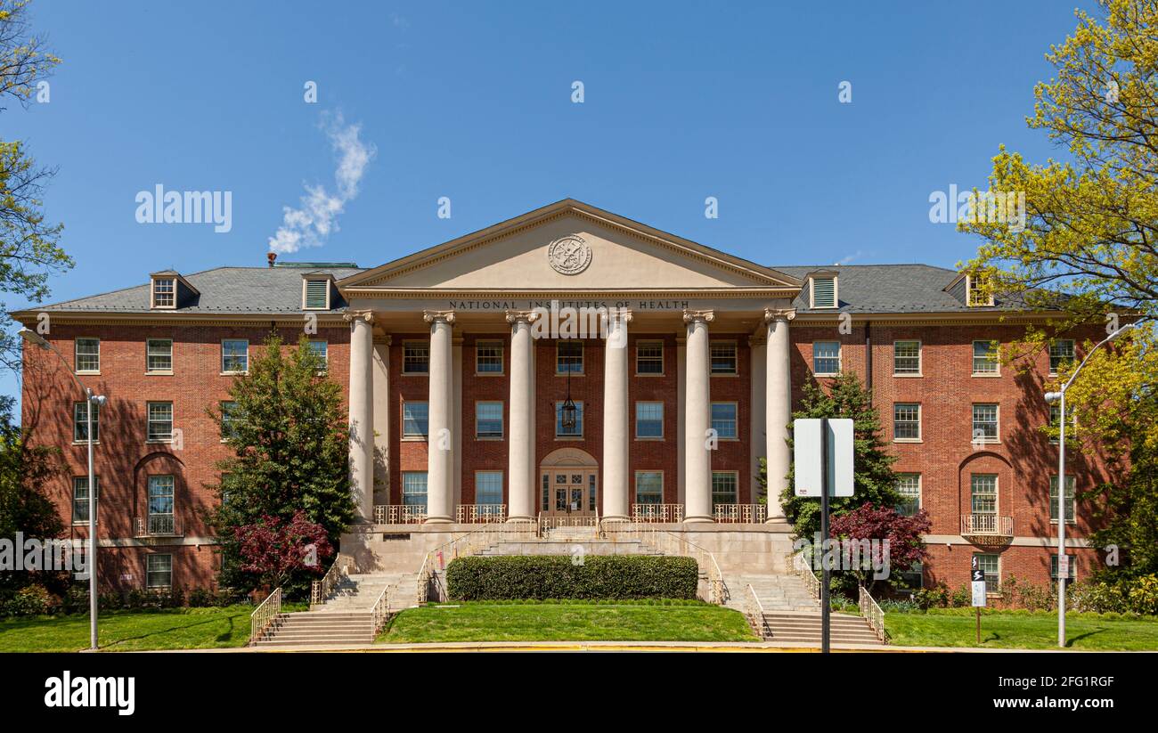 04-20-2021 Bethesda, Maryland, USA: Bethesda Campus degli Istituti nazionali di Salute con il principale edificio storico (edificio 1) al centro. Foto Stock