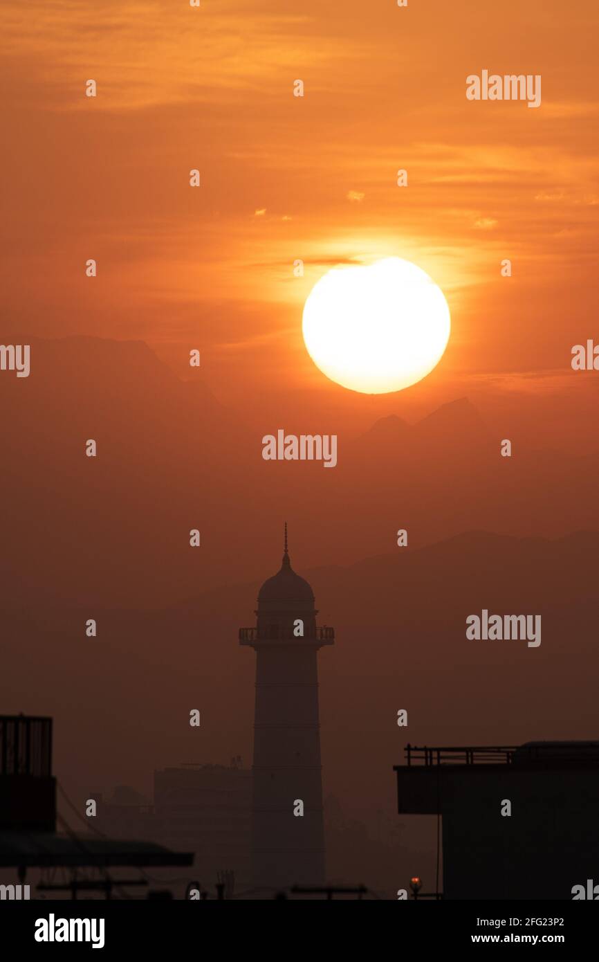 Kathmandu, NE, Nepal. 25 Apr 2021. La replica della storica torre di Dharahara, crollata nel terremoto del 2015, è raffigurata durante l'alba, a Kathmandu, Nepal, 25 aprile 2021. Il governo del Nepal sta organizzando diverse funzioni in occasione dell'anniversario del terremoto del 2015 di domenica. Credit: Aryan Dhimal/ZUMA Wire/Alamy Live News Foto Stock