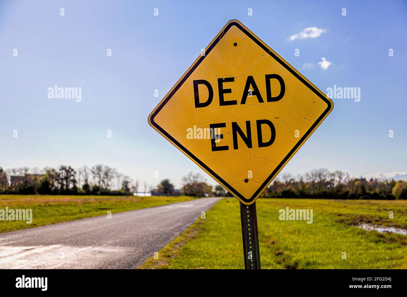 Segnale di fondo stradale con una strada che va all'orizzonte sullo sfondo. Immagine versatile per bussiness o fallimento di progetto, blocchi stradali, problemi concetti wi Foto Stock