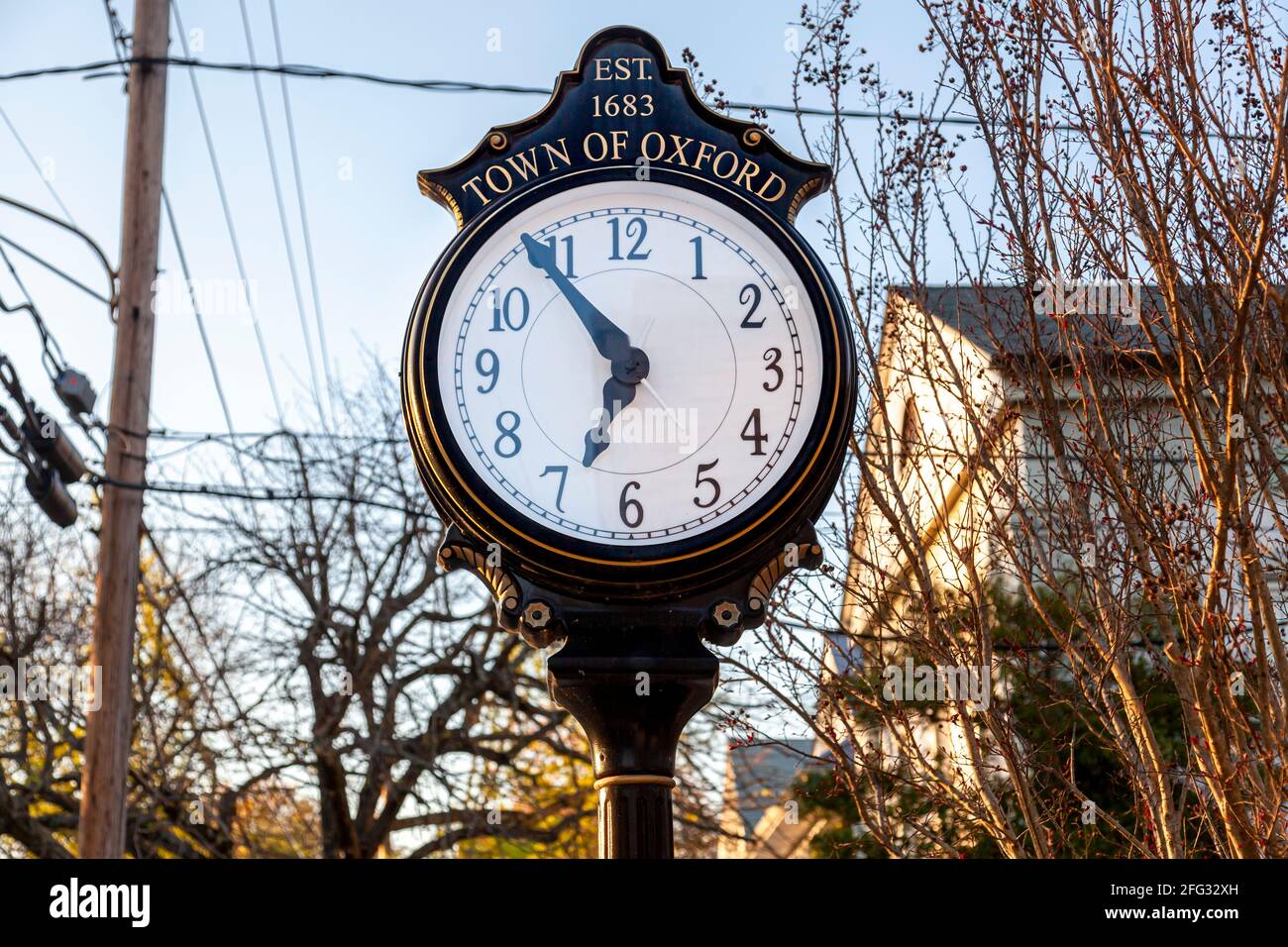 Primo piano immagine isolata di un orologio vintage indipendente nel centro della città di Oxford, Maryland. Si dice Città di Oxford fondata nel 1683. Una delle o Foto Stock