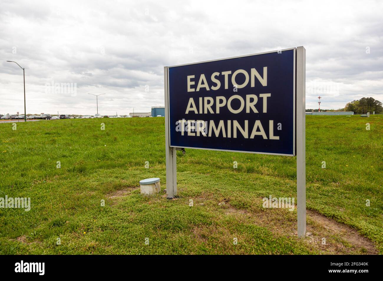 Easton, MD, USA 04-16-2021: Immagine del segno dell'aeroporto di Easton (ESN) di proprietà della contea di Talbot per uso pubblico. Le immagini mostrano, gli hangar e il terminale da Foto Stock