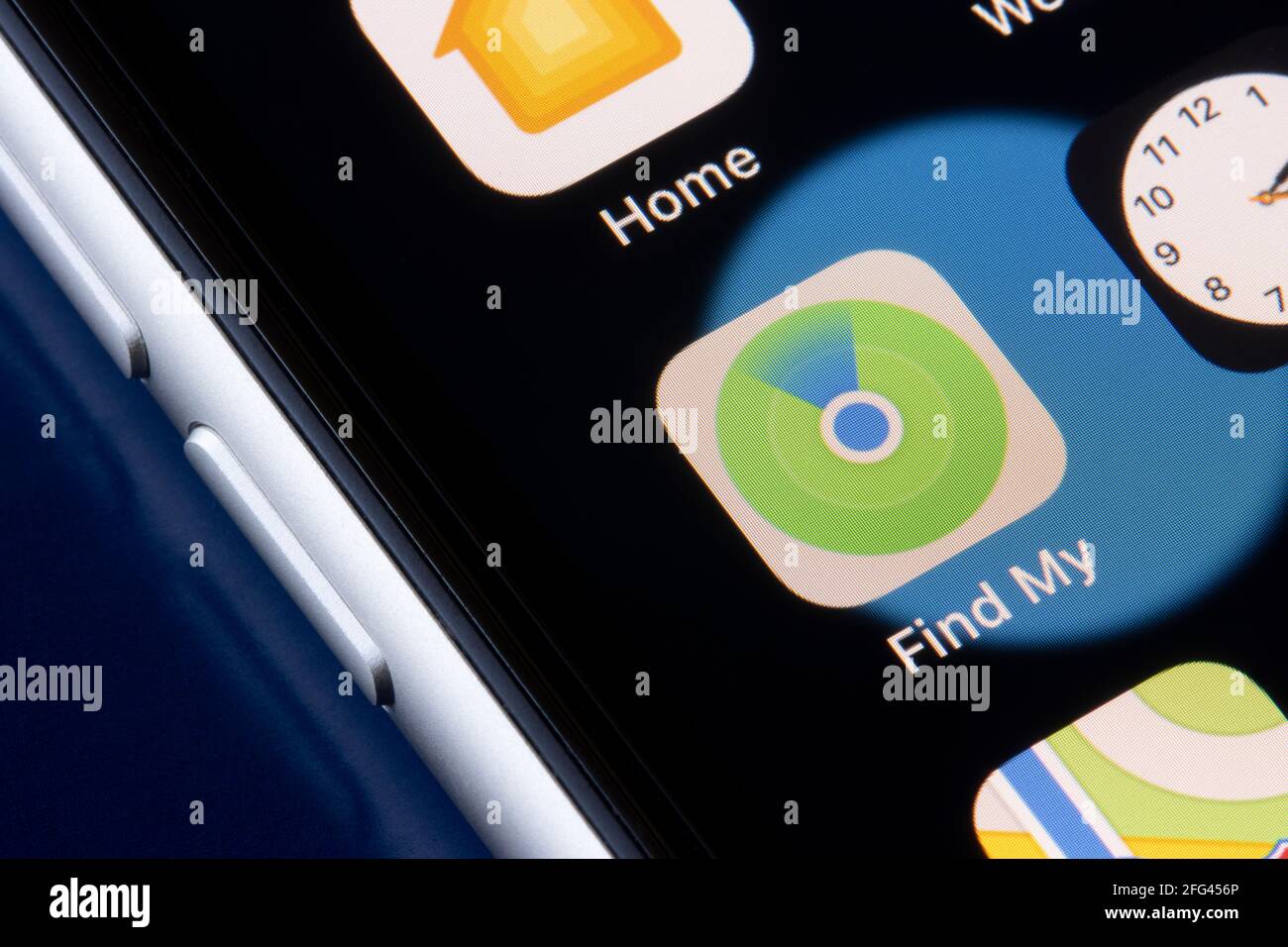 L'icona della mia app viene visualizzata su un iPhone. Find My è un'app e un servizio di monitoraggio delle risorse forniti da Apple Inc Foto Stock