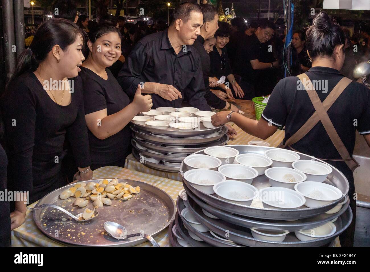 I funerali si lamentano del cibo, re Bhumipol, Rama IX, Bangkok, Thailandia Foto Stock