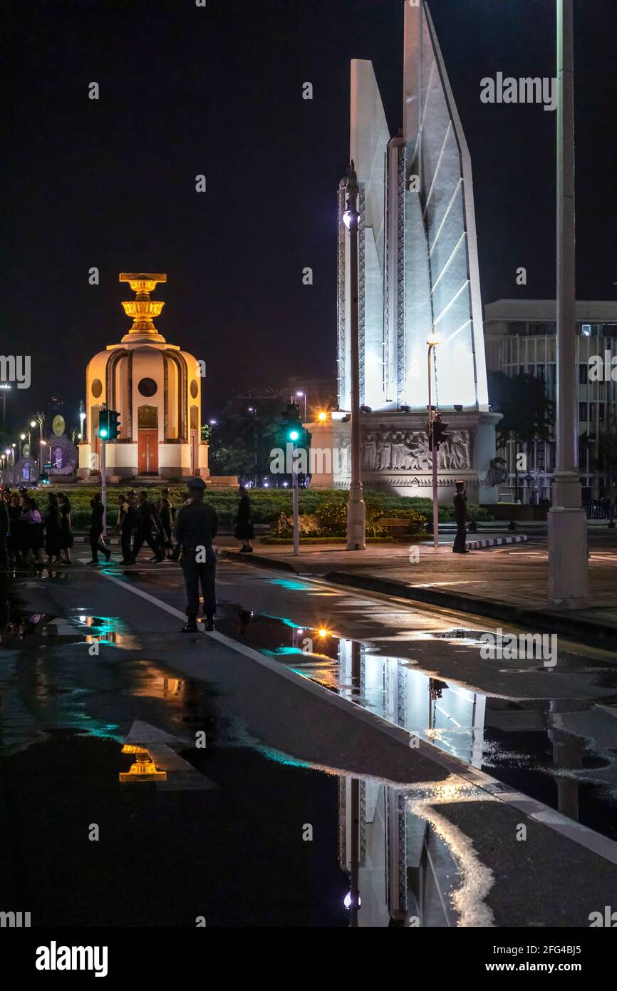Monumento alla democrazia illuminato di notte, Bangkok, Thailandia Foto Stock